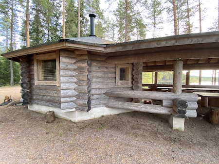 Kotakeittiö metsässä, rauhallinen ympäristö.