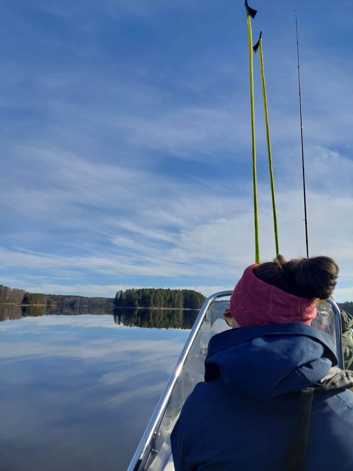 Kalastusta rauhallisella järvellä Kurussa.