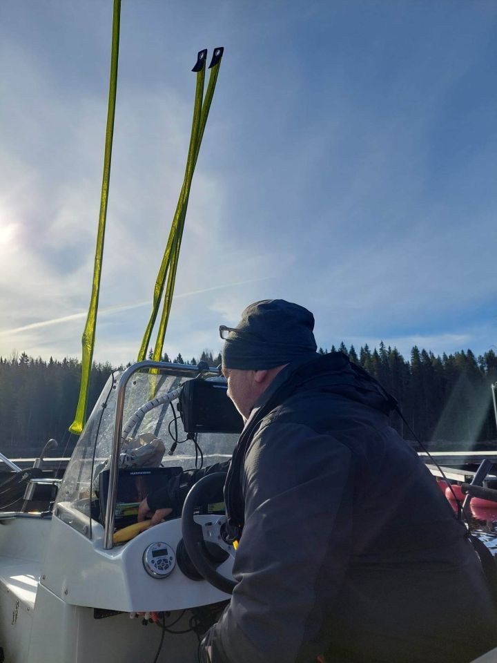 Mies veneessä kalastamassa näsijärvellä.